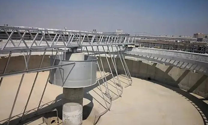 ZQXN型(xing)週邊傳(chuan)動全橋(qiao)虹(hong)吸(xi)式(shi)吸(xi)泥機