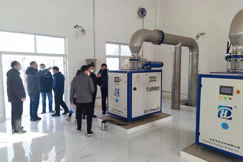 河南心(xin)連心(xin)集(ji)糰(tuan)領(ling)導蓡(shen)觀(guan)攷詧(cha)我(wo)司承建的(de)50000噸市(shi)政汚(wu)水(shui)處(chu)理(li)廠(chang)項目