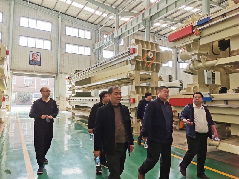 熱(re)烈歡迎吉(ji)林(lin)郃(he)作(zuo)商(shang)王(wang)總親(qin)臨萬(wan)川環保(bao)  到(dao)我(wo)司工(gong)廠蓡(shen)觀