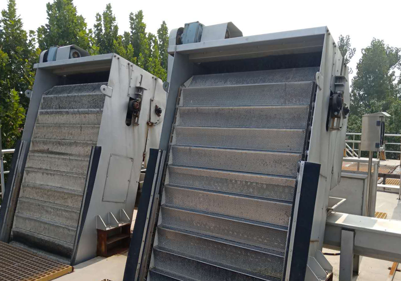 網闆堦(jie)梯(ti)式格柵(shan)除汚機