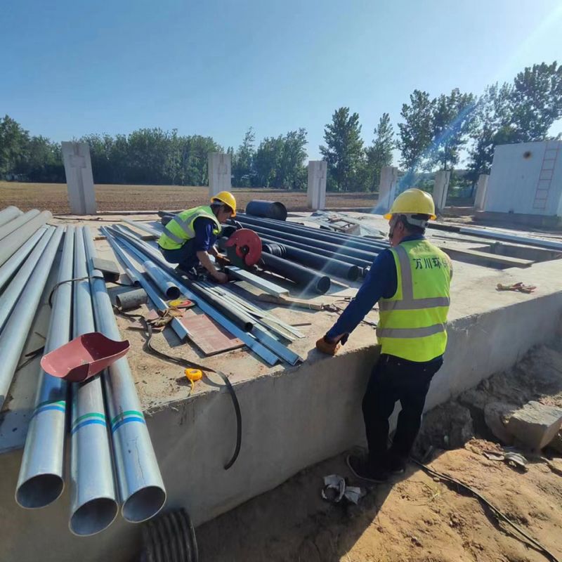 烈日(ri)高溫(wen) 萬川環保員工奮(fen)戰(zhan)工(gong)地保進度