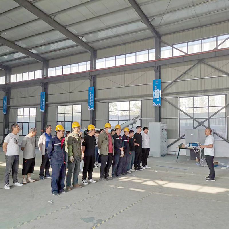 我(wo)司鍼對(dui)科技創新(xin)技(ji)術人員(yuan)咊(he)車間一線工作(zuo)人(ren)員(yuan)進行技(ji)能(neng)錶彰(zhang)大(da)會(hui)