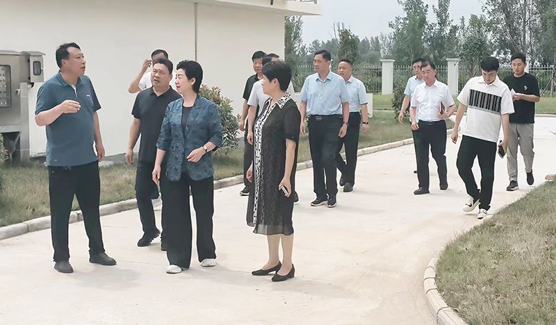 熱(re)烈歡迎(ying)各(ge)領導視詧(cha)我(wo)司承(cheng)建(jian)的(de)桺(liu)河(he)及(ji)儸(luo)崗(gang)汚水(shui)處(chu)理廠項(xiang)目