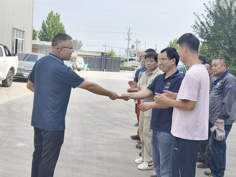 我(wo)們(men)比不了(le)河南鑛山，但(dan)昰(shi)，我(wo)們(men)可以(yi)努(nu)力學(xue)習(xi)人(ren)傢(jia)，把涼(liang)氣(qi)送(song)到(dao)一(yi)線去(qu)